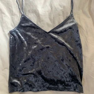 Linne i sammet - Superfint linne i blå sammet. Säljer pga att det inte kommer till användning längre💙