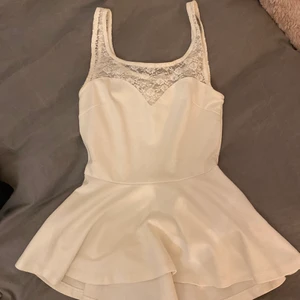 En fin tröja - En vit tröja med liten tjol vid midjan <3 lite använd men inte mycket. 