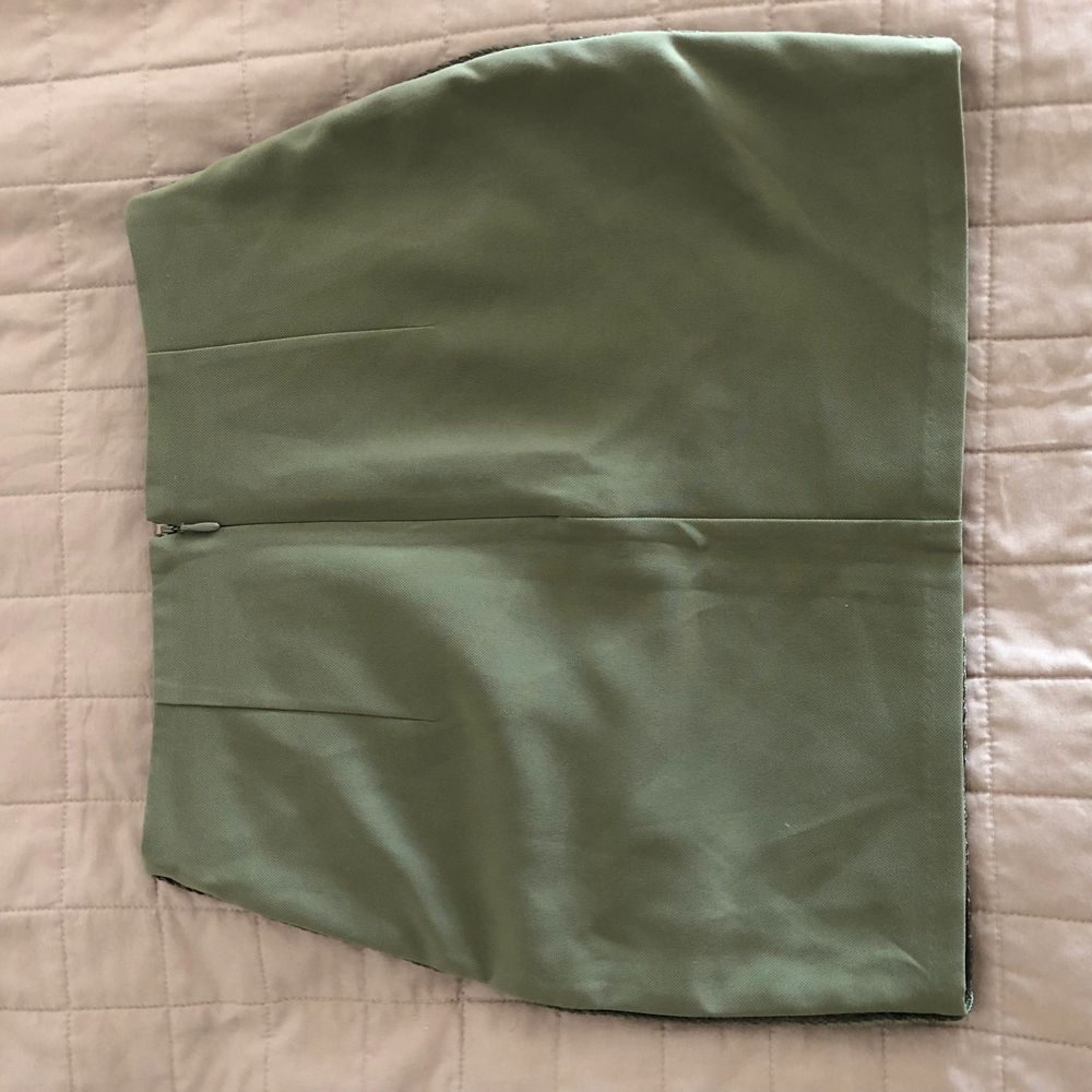 Superfin grön kjol från Kenzas märke IVYREVEL. Aldrig använd, men tagsen finns inte kvar. Strl 36. Tight och inte speciellt stretchig i materialet. . Kjolar.