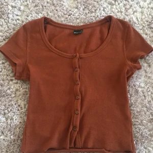 Brun tröja storlek XS - En brun tröja i storlek XS från gina tricot! ‼️DEN FINNS KVAR‼️ Har används ett fåtal gånger.