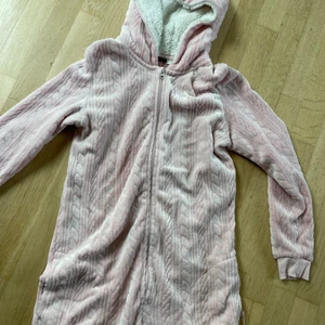 One piece storlek M - Jättemysig one piece i storlek M. Den är ljusrosa.