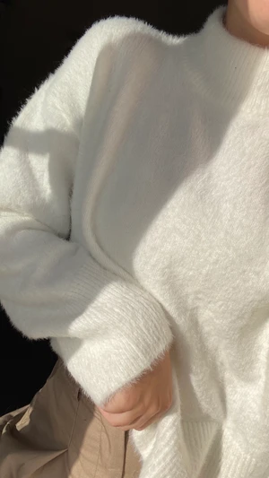 Vit fluffig tröja  - Oanvänd stickad tröja från H&M, köpt för 1 år sedan. Super mjuk och mysig.