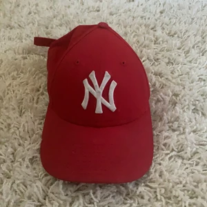 New York Yankees röd keps - Hej! säljer denna New York Yankees kepsen som jag inte använder längre. 🌷