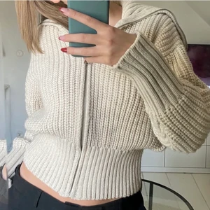 Zara kofta - Sparsamt använd kofta från zara som jag köpte här på Plick för ett tag sen. Knappt använd och går inte längre att köpa i butik. Passar allt från xs-m beroende på hur man vill att den ska sitta, stretchig! Nypris är 399kr! Tveka inte att höra av er vid frågor eller funderingar! Är det stor efterfrågan kommer jag starta budgivning! Lånade bilder från förra säljaren! Frakt ingår inte ❤️‍🔥🙏🏼 NOTERA ATT BUD ÄR BINDANDE, VINNER DU ÄR DU TVUNGEN TILL KÖPET - STÅR I ANVÄNDARVILLKOREN ❤️‍🔥