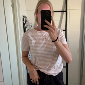 Rosa vit randig t-shirt - Rosa vit randig t-shit från chiquelle. Använd fåtal gånger och är i storlek m. Priset går alltid att diskutera. Betalning sker alltid innan jag skickar. +frakt tillkommer🌸❤️🧚🏼‍♀️