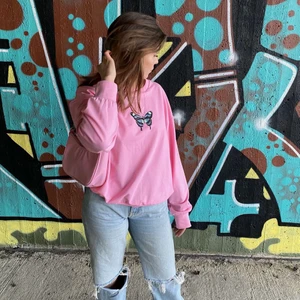 Rosa sweatshirt  - Rosa sweatshirt i storlek small men sitter oversized med ”drop-shoulders”💗 🦋 Endast testad så säljes i nyskick ✨ 