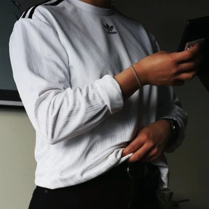 Adidas  - Cool adidadatröja, aldrig använd, bra skick! Köparen står för frakten 😊