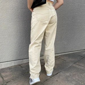 Beiga byxor - Säljer mina jättesnygga beiga byxor i fint skick! Skulle säga att de passar alla mellan S & M beroende på hur man vill att de ska sitta💕 Om flera är intresserade blir det budgivning i kommentarerna (buda minst 20kr mer)