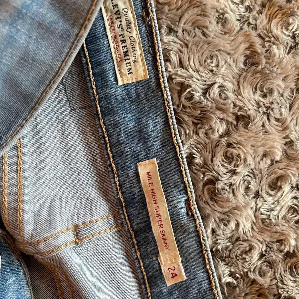 Säljer mina högmidjade ljusblåa jeans från Levis, dem är väldigt sköna och stretchiga, dem är använt ett fåtal gånger men i väldigt bra skick🤩 dem är i storlek 24 vilket är ungefär xs/s, nypris var 1000kr. Jeans & Byxor.