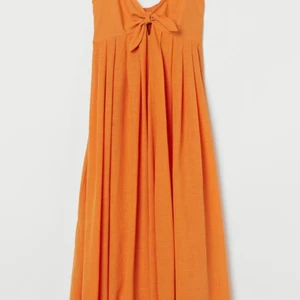 H&m superfin sommarklänning  - Storlek M och passar mig som har 38/40. Har bara använts engång och är is superfin nästan ny skick! Köparen står för frakten! 