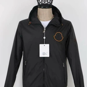 Moncler regn jacka - Moncler regn jacka, finns i svart och rosa ! Högsta kvalité. Finns alla storlekar