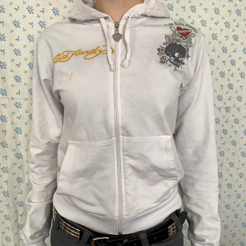 Vit Ed Hardy hoodie/huvtröja! (Message me if you’re not from Sweden and I’ll tell you the shipping cost for worldwide shipping!). Hoodies.