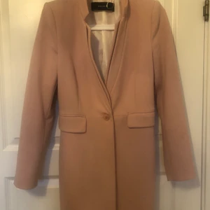 Zara basic - En jätte fin ljusrosa/ beige kappa från Zara. Strl S. Nypris 350. Lite brun utan sol i armhålan som dessvärre inte går bort i tvätten. 