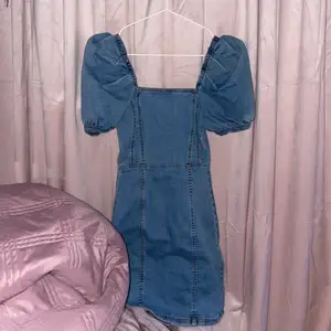 Säljer denna fina klänning ifrån hm, har bara använt den en gång så den är som ny. 