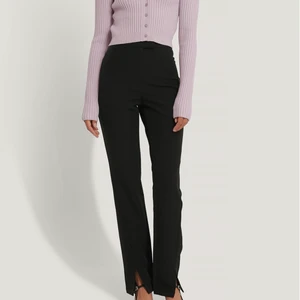 Kostymbyxor med slits  - Säljer dessa superfina kostymbyxor med slits från nakd. Endast använt fåtal gånger. Säljer då jag inte använder dom längre. Köpte för 399kr men säljer för 200kr + frakt. Storlek S (skriv privat för mer bilder)