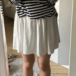 vit kjol - vit jättefin kjol från chiquelle💞 köpt för runt 200kr