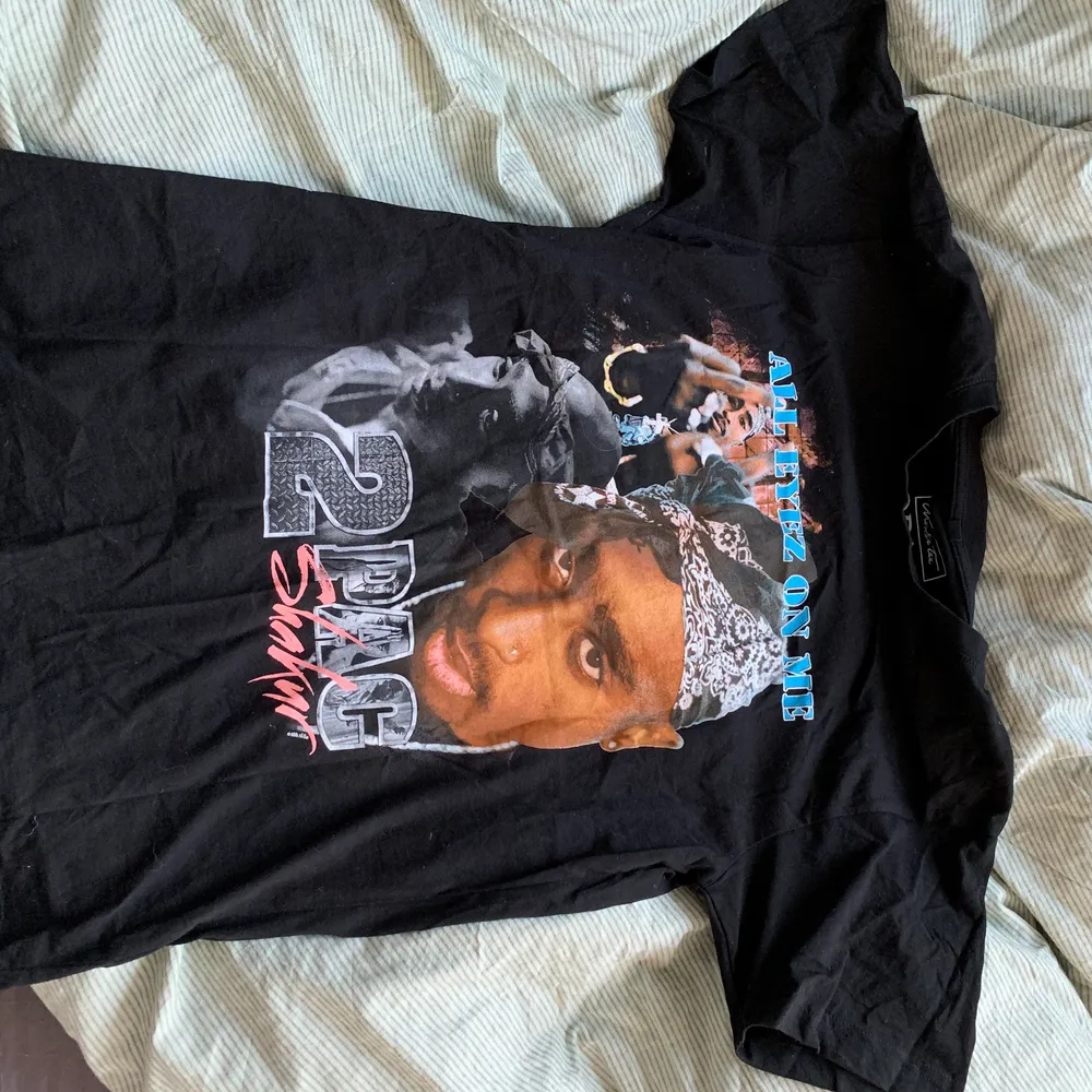 Cool tupac tshirt i storlek M (unisex). Säljs pga att den inte kommer till användning och är därmed i nyskick! Pris kan diskuteras 💕. T-shirts.