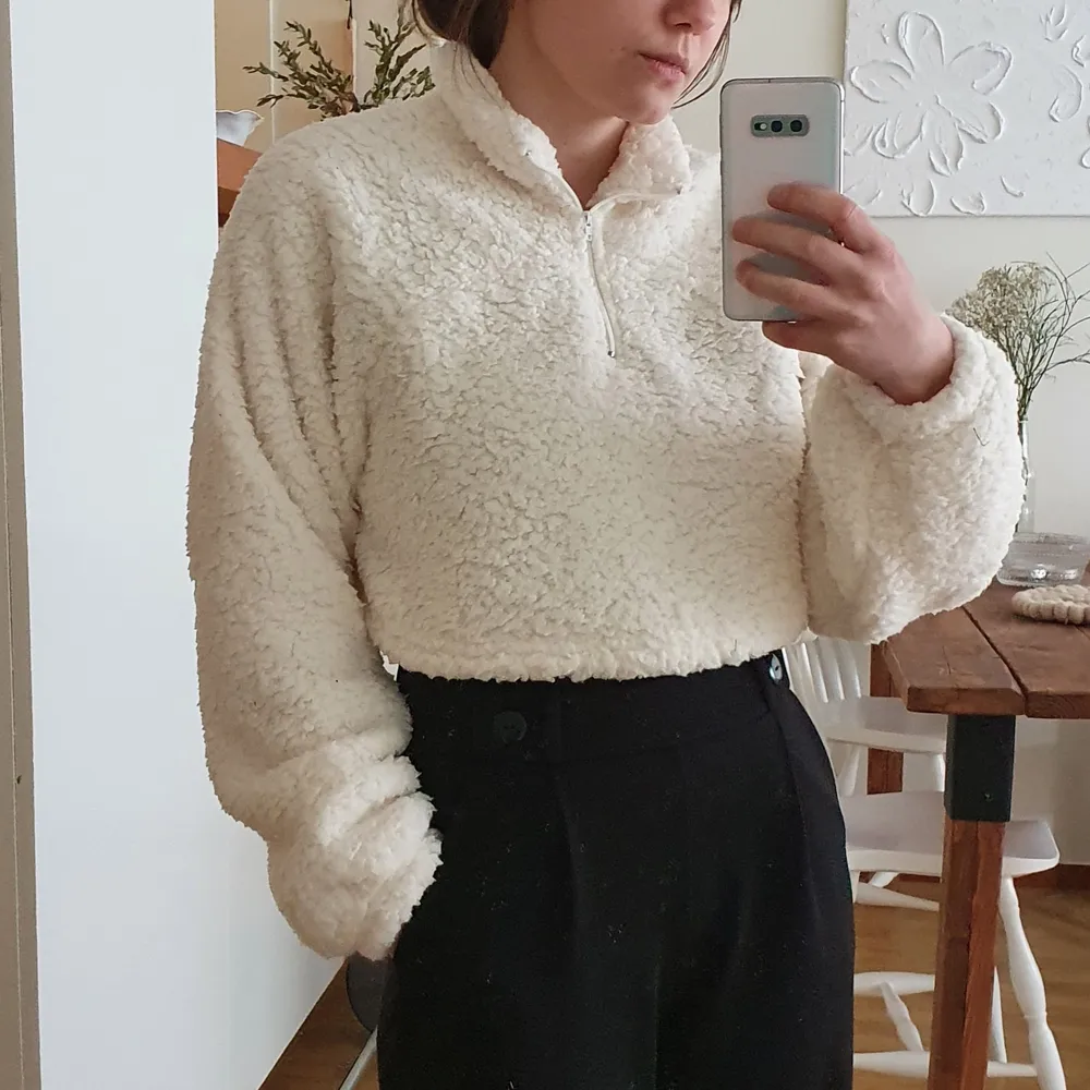 Jättemysig och fluffig cropped sweater i strlk S. Dragsko i midjan så att man kan tighta till den. Aldrig använd. 🌸Frakt ingår i priset!🌸. Tröjor & Koftor.