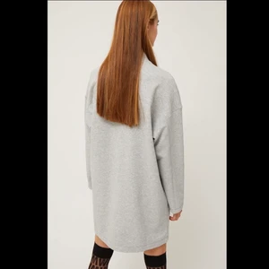 Dress with zipper - En klänning med zipper från Weekday! Oversized och perfekt till vår och sommar! Helt ny och aldrig använd med prislapp på. Nypris 400kr, mitt pris 50+frakt🤍  storlek är XS men passar definitivt i M också! 