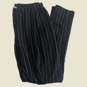 Pinstripe byxor - Blåsvarta pinstripe byxor med resår i midjan