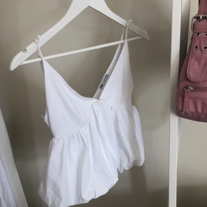 Populär zara topp - Söt topp från Zara, som inte kommer till användning. Om fler är intresserade sker budgivning❤️