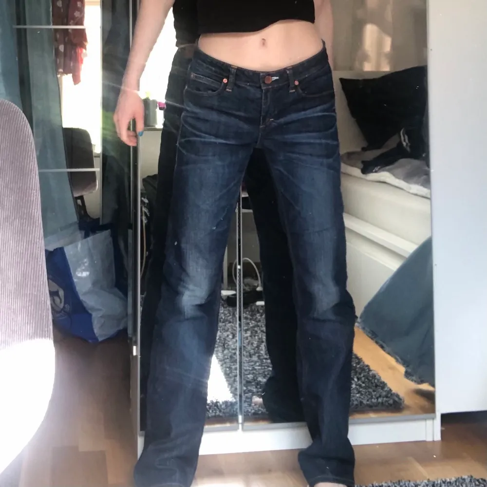 Ett par dark wash acne jeans som inte kommit till mycket användning tyvärr då det är lite stora på mig runt midjan. Bra skick och super trendiga!🤩 Straight leg och low waisted märkes jeans. Jag är 170cm🥰 . Jeans & Byxor.