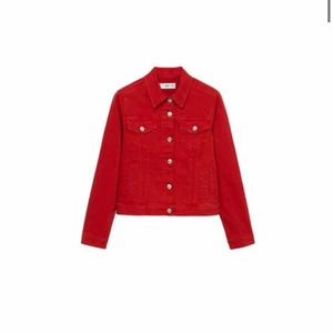 Röd jeansjacka  - Röd jeansjacka, använd ett fåtal gånger. Köparen står för frakt (66kr)