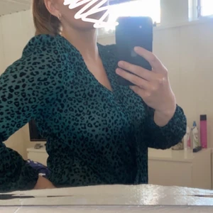 Leopard blus  - Grön/svart leopard blus, köparen står för frakt (66kr)
