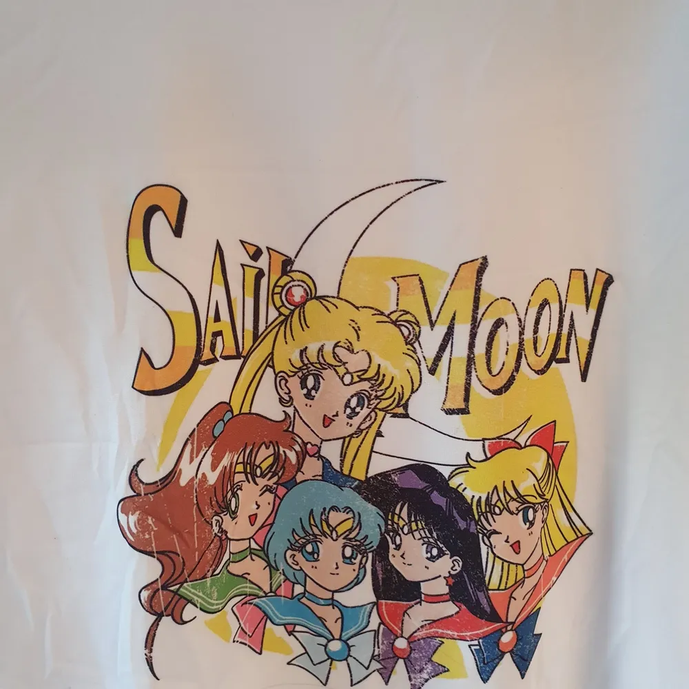 En ny och oanvänd t-shirt med Sailor Moon på. T-Shirten är i världens mjukaste material och sitter bekvämt. Storleken är L men passar small och medium för storleken är inte oversized. Jag säljer dessa t-shirts för 100:- styck plus leverans med skicka lätt🌸 . T-shirts.