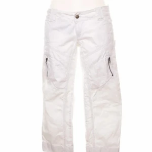 Vita armani byxor  - Jätte snygga vita armanu trekakvarts byxor, köpta second hand men aldrig använda💫