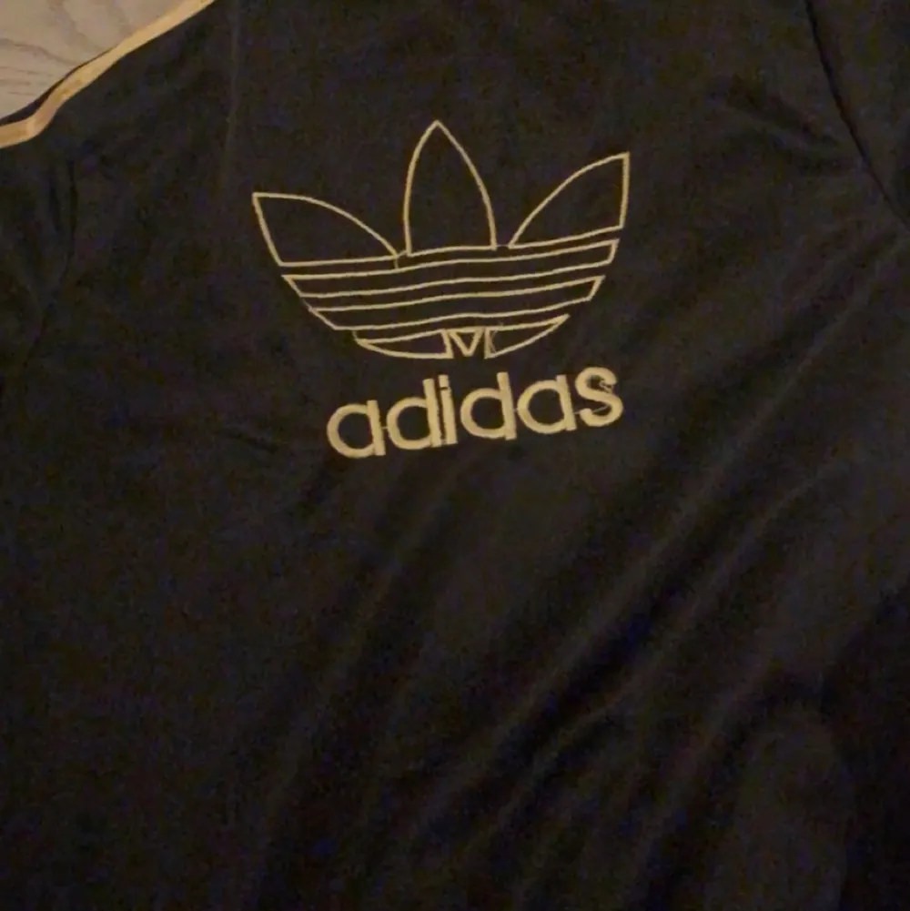 Adidas dress i storlek s  använt ett par gånger men i ett fint skick  på bak sidan av tröjan så är det ett stort adidas märke . Övrigt.