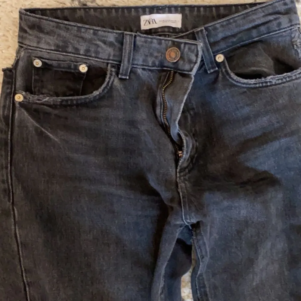 Säljer de populära zara jeansen med slits! De är medelhöga i midjan. Buda från 300. Jeans & Byxor.