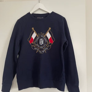 Tröja - Tommy hilfiger tröja som aldrig har blivit använd. Står att det är 164 i storlek, men skulle säga att den sitter som en S, minst. 🌟