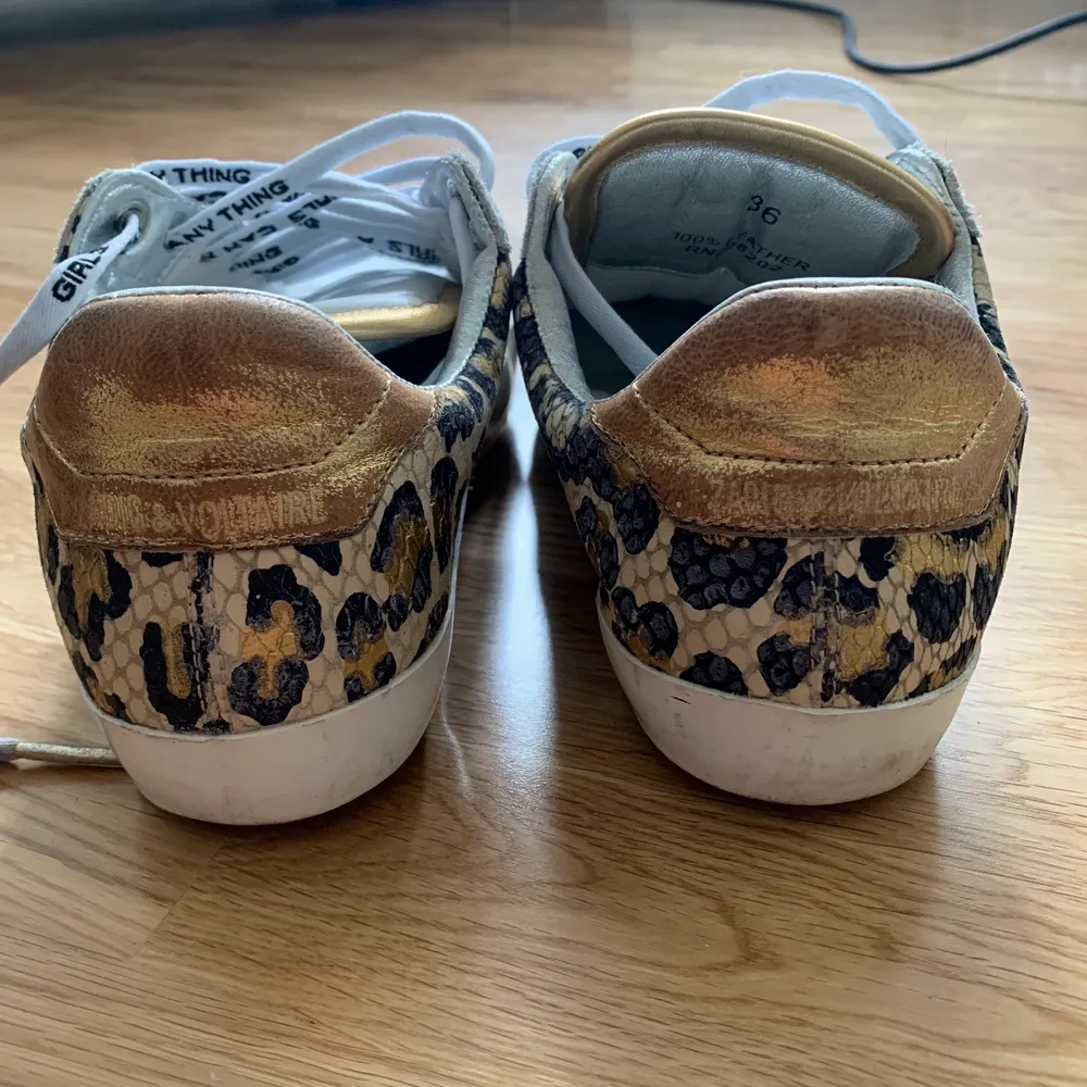 Unika Zadig & Voltaire sneakers i storlek 36 som är köpta från Vestiaire collective. Jag har endast använt dom två gånger så väldigt fint skick förutom att det har skrapast bort lite bak då den var så när jag köpte dom, se sista bilden. Perfekta nu till sommaren, buda i kommentarerna! 🧚🏼‍♀️. Skor.