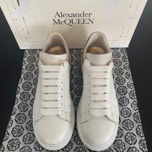 Ett par Alexander Mcqueen oversize sneakers i storlek 41, men som sitter större! Fint använt skick med mindre flaws. Kommer med box!