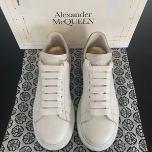 Alexander Mcqueen - Ett par Alexander Mcqueen oversize sneakers i storlek 41, men som sitter större! Fint använt skick med mindre flaws. Kommer med box!