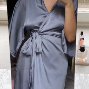 Hannalicious X Na-kd - Knappt använd kimono liknande klänning, fungerar som klänning topp och ”morgonrock” ❤️ 