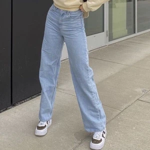 vida jeans från monki - säljer dessa ursnygga byxor från monki som länge varit en favorit! dem kommer tyvärr inte till användning längre, och söker därmed en ny ägare🤍 dem har en liten fläck vid ena fickan som inte gick bort när jag tvättade, men det är inget man tänker på