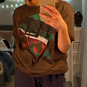 Vintage T-shirt - Brun vintage T-shirt i frörgen brun. Storlek XL. 