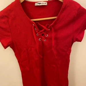 Röd tröja  - Säljer denna röda tröja från new yorker. Fint skick💞