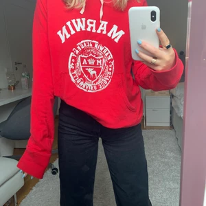 Röd hoodie - Ganska tunn hoodie i skönt material och bra skick. 