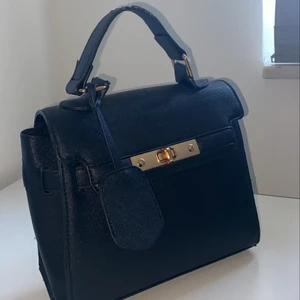 Väska - Använd några gånger Köpt för 160, Lite repad på handtaget som man ser men annars superbra