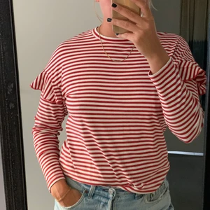 randig tröja - randig tröja med volangkant på armen❤️🤍