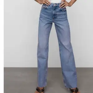 Säljer de här blåa Zara jeansen i storlek 34. Längden är perfekt på 165 cm, men man kan också klippa av dem om de är för långa. Använda fåtal gånger så i gott skick! Skriv gärna om du är intresserad💕 Frakt ingår inte i priset. Om det önskas kan jag skicka spårbart via Postnord för 66 kr!