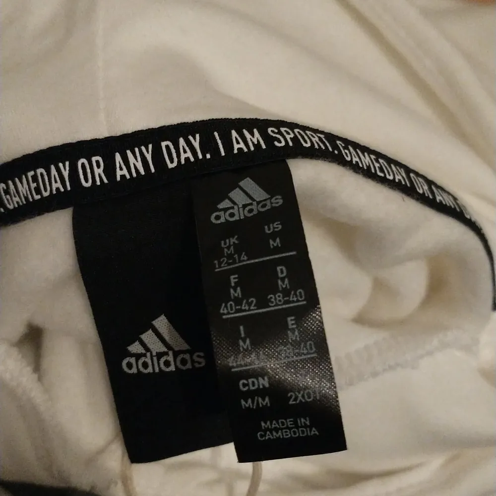 Säljer min vita unisex adidas hoodie från Stadium ( är dock slutsåld på Stadium för tillfället)  som aldrig riktigt kommit till användning, då jag fick denna i present och redan har en likadan. Prislappen är även kvar! 💕✨                       . Tröjor & Koftor.