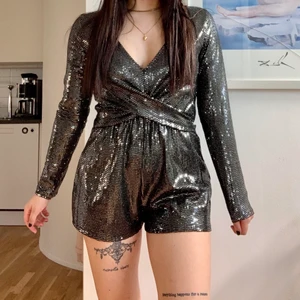 Playsuit storlek S - Silvrig playsuit med paljetter i storlek S. Passar bra till fest och nyår. Endast använd en gång. Frakt ingår ej i priset.
