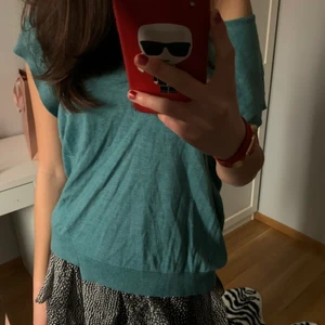 Zadig & Voltaire tröja - Tröja från Zadig med döskalle på ryggen. Fin att ha off shoulder