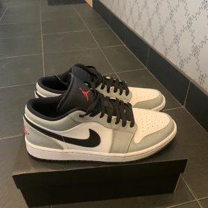 Jordan 1 low ”light smoke grey” - Jag säljer nu mina jordan 1 low i färgen light smoke grey. De är i mycket bra skick och är köpta från retstocks och är därav 100% äkta. Skorna är köpta för 1800kr😊