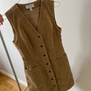 & other stories klänning  - manchesterklänning från & other stories! jättefin med en vit t-shirt under! aldrig använd!!💕🌈