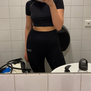 Träningstights från ICIW! - Ett par svarta träningstights från i can i Will, säljer för att dom inte kommit till så mycket användning, nypris 699kr säljer för 400 + frakt! Storlek XS🥰